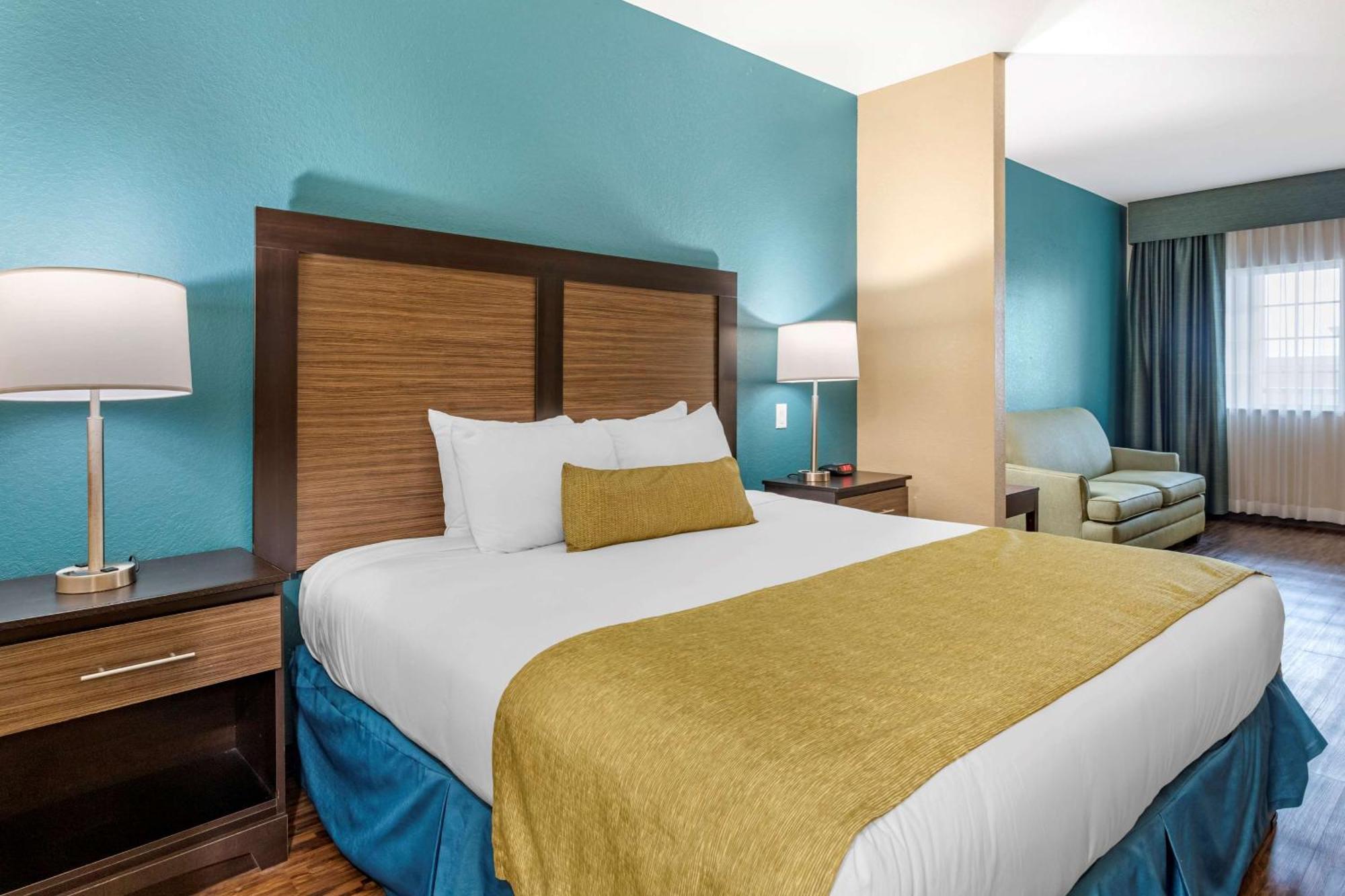 King Suite with Roll - In Shower - Mobility Access,1282726183:JPEG